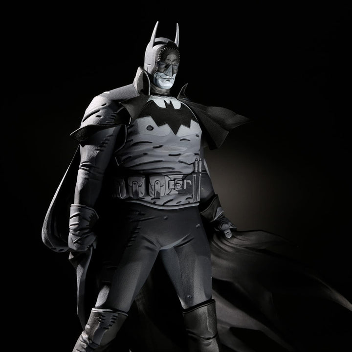 DC Direct Batman Statue aus Kunstharz, 1:10, Schwarz/Weiss, Batman