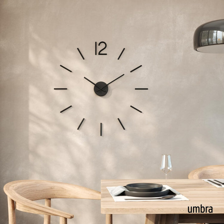 Umbra Blink, Moderne und Minimalistische DIY Quarz Wanduhr ohne Rahmen, Ziffern zum Aufkleben, Wandd