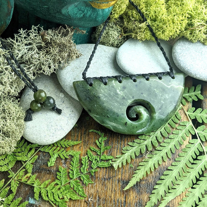 81stgeneration Kordel Halskette Halbkreis Brustplatte Maori Handgeschnitzte Nephrit-Jade für Damen