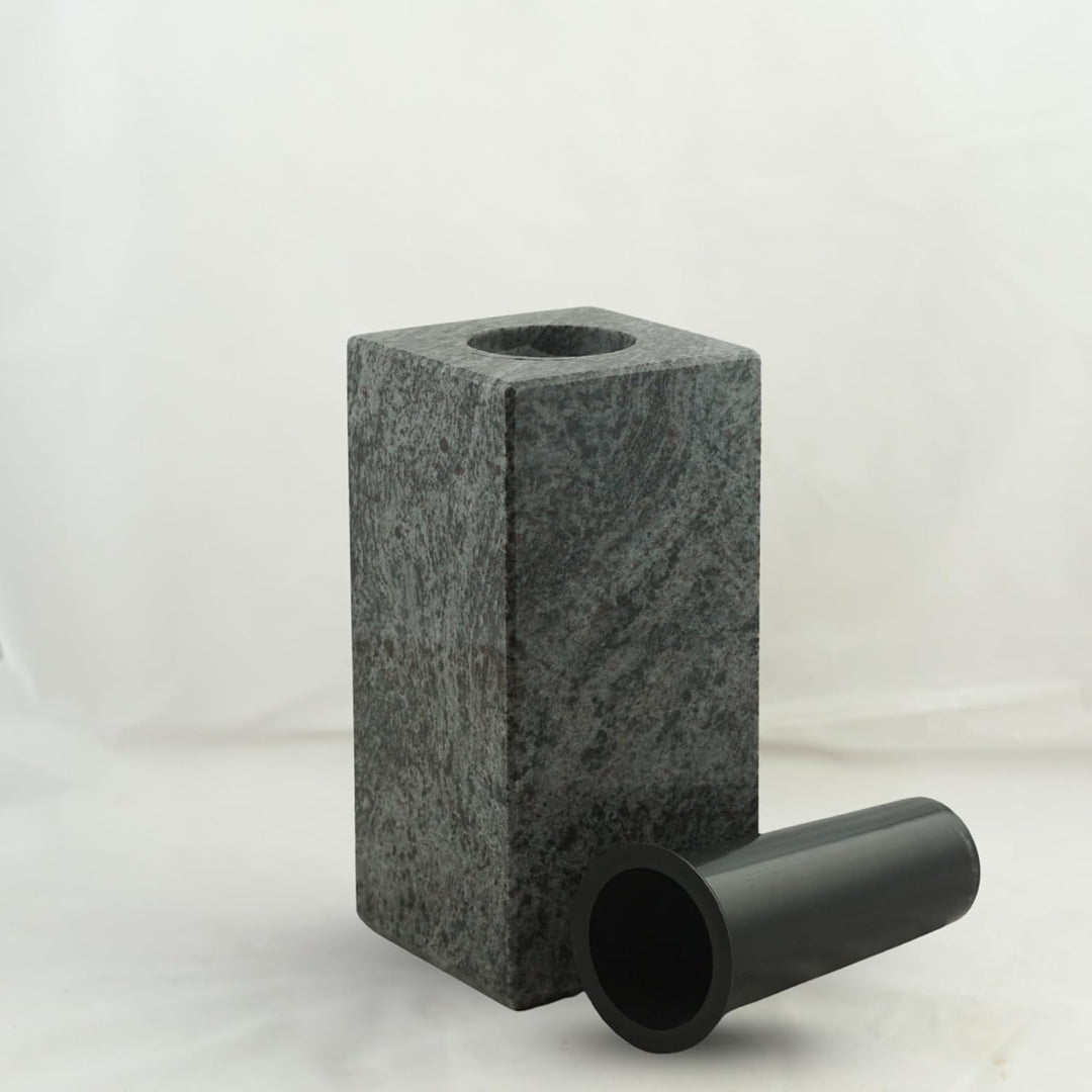 designgrab Cube-medium Designer Grabvase aus Granit Orion