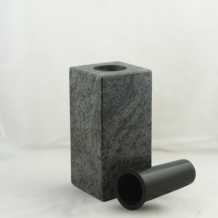 designgrab Cube-medium Designer Grabvase aus Granit Orion
