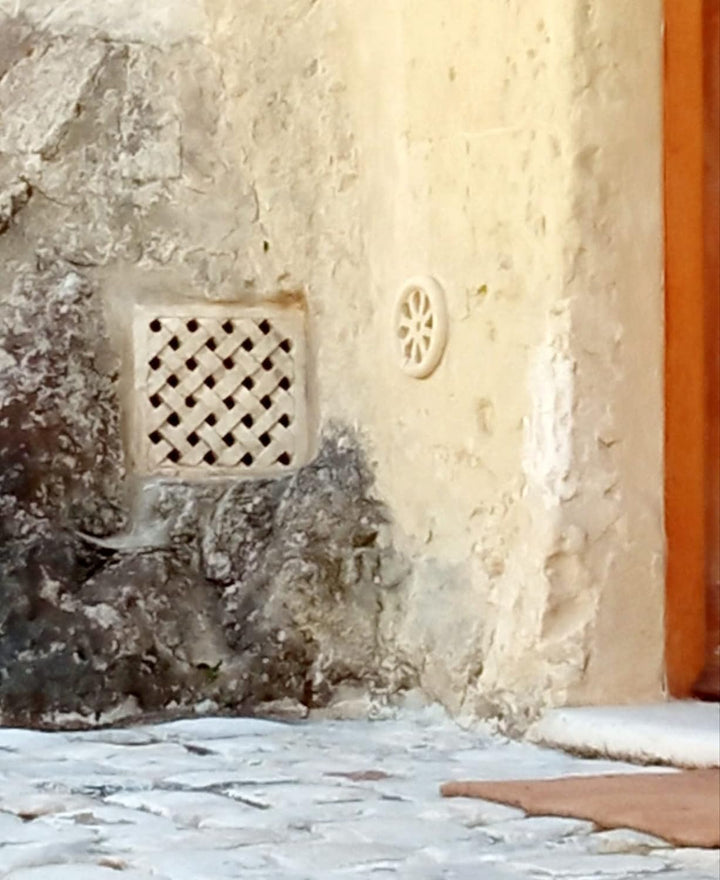 Quadratisches Lüftungsgitter aus Matera-Stein, cm20x20, externe und interne Verwendung. Handgefertig