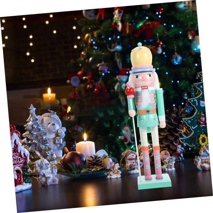 Weihnachtlicher Nussknacker Holzfigur in Pastellfarben Handgefertigte Weihnachtsdekoration für Tisch