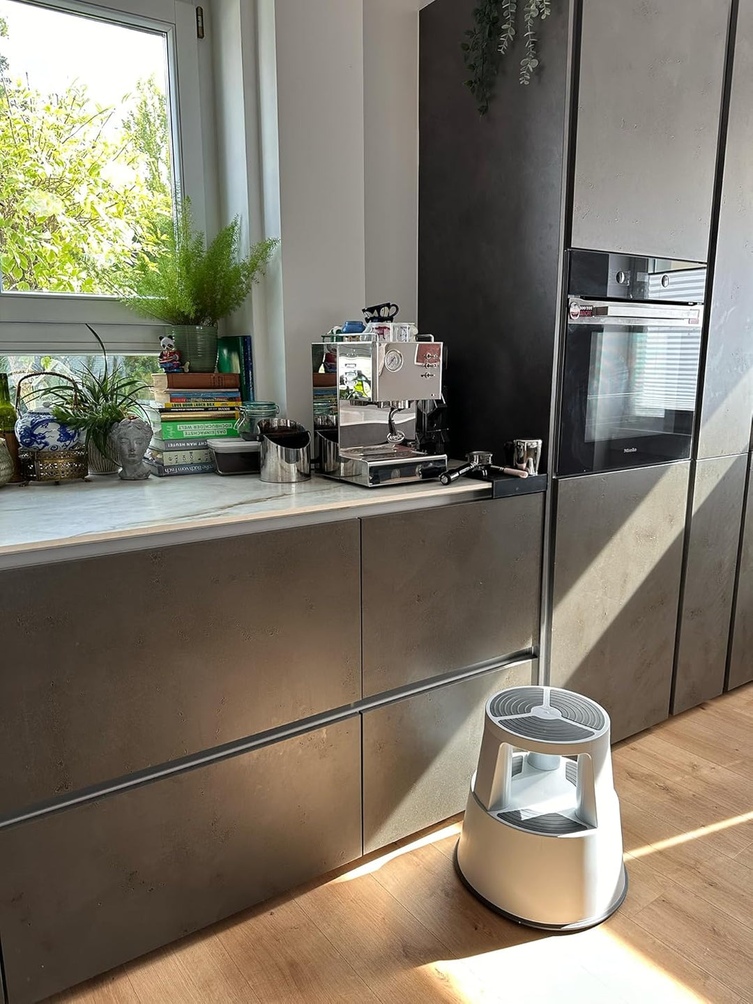 WEDO Rollhocker Super Step – robuster Tritthocker aus bruchfestem Kunststoff, TÜV/GS-geprüft nach EU