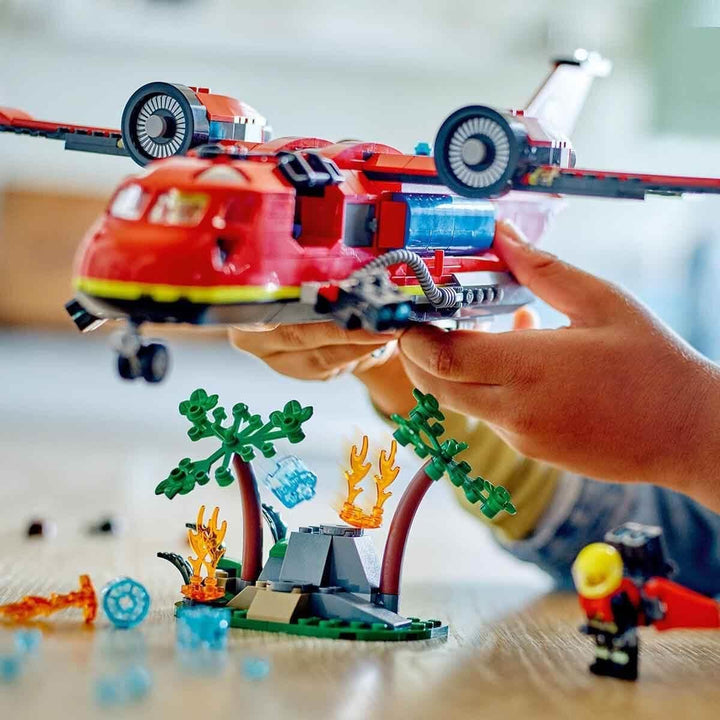 LEGO City Löschflugzeug, Feuerwehr-Set mit Flugzeug-Spielzeug für Kinder, Bauset mit 3 Feuerwehrmann