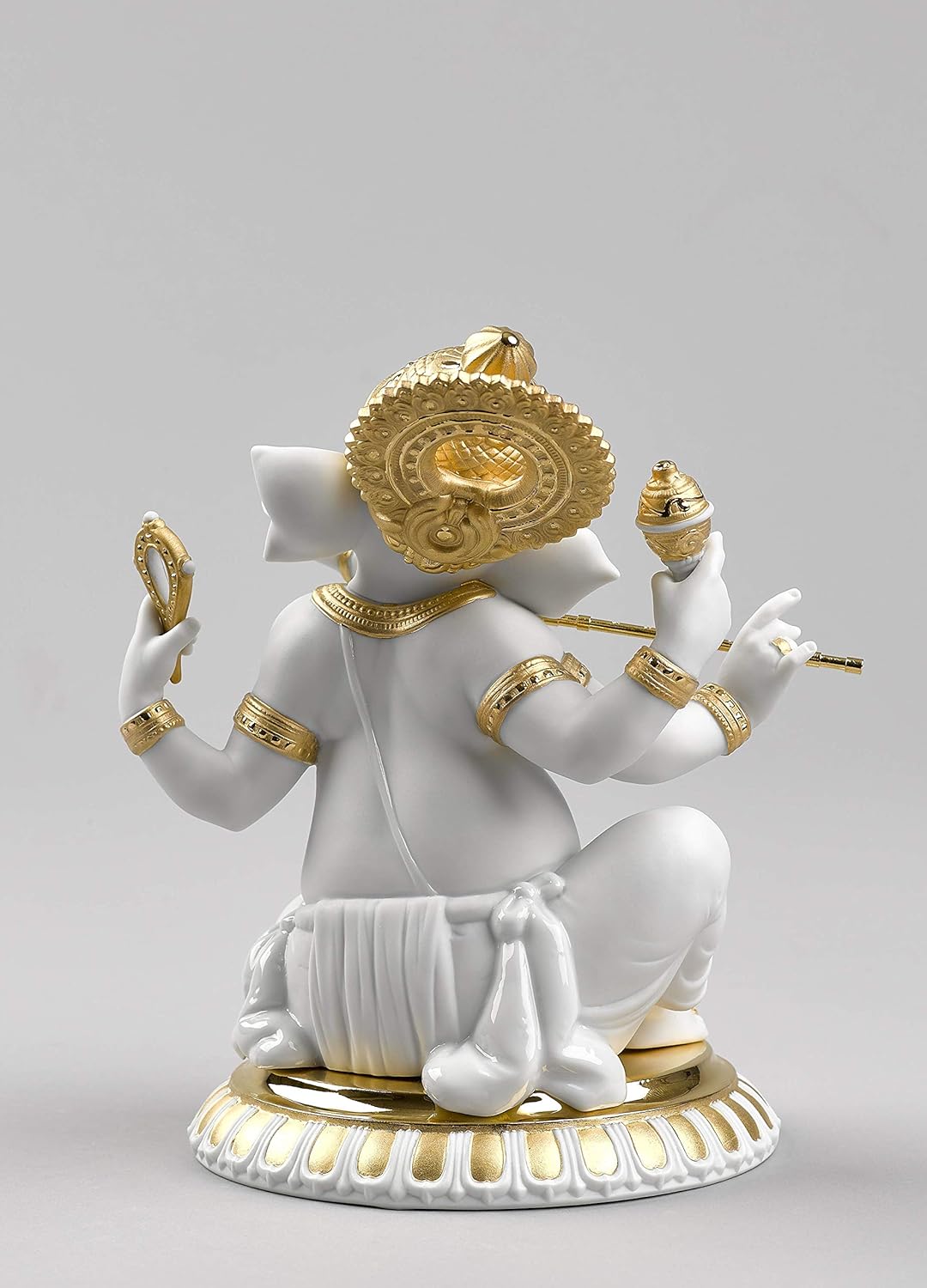 LLADRÓ Figur Ganesha Mit Bansuri. Gold. Ganesha Mit Bansuri. Porzellan.