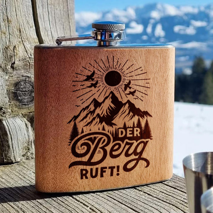 Der Berg ruft Flachmann Holz mit Gravur. Geschenk Ski fahren Flachmann Wandern Accessoires für Gipfe