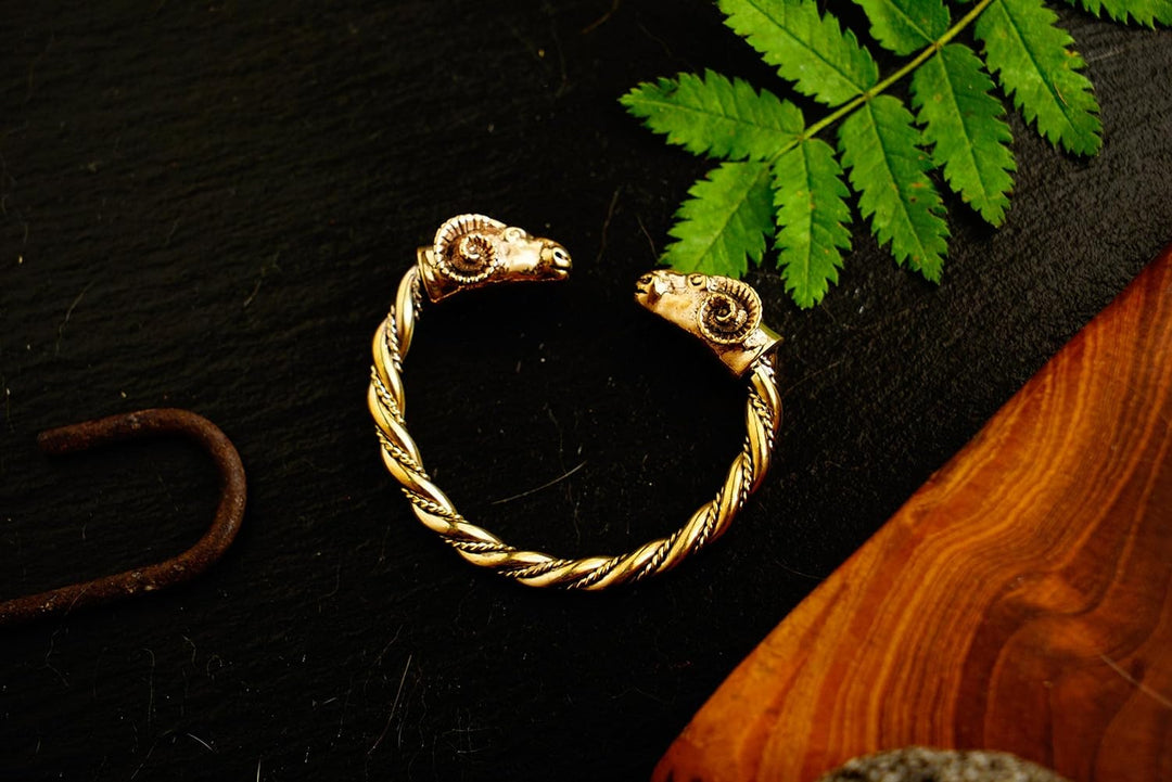 Windalf Schmaler Vikings Frauen Armreif RAMINA 5.4 cm Wikinger Armschmuck Handarbeit aus Bronze