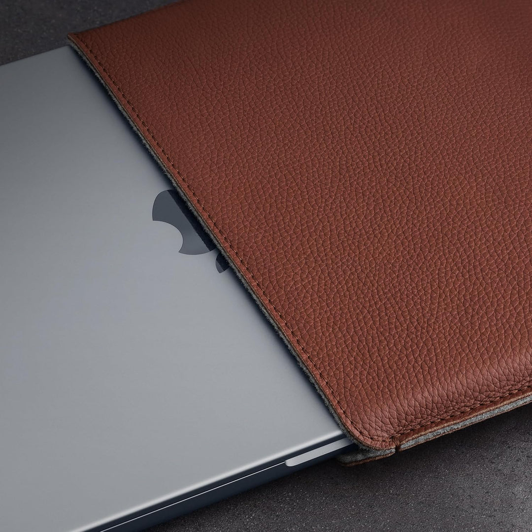 WOOLNUT Schutzhülle für MacBook Pro 14 – Laden in der Hülle – Vollnarbenleder, Innenseite aus Wollfi