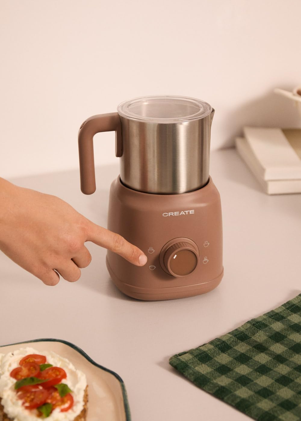 CREATE/MILK FROTHER RETRO/Milchaufschäumer und -erhitzer mit abnehmbarem Krug Mokka/Magnetische Dreh