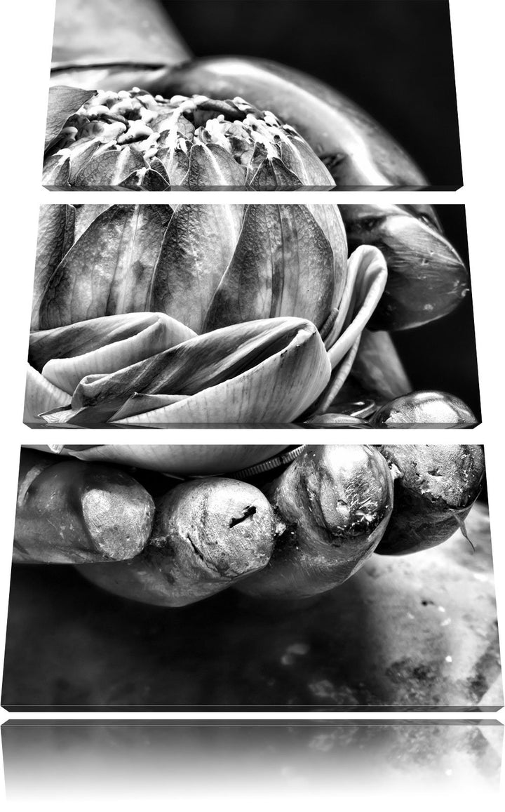 Pixxprint Lotus auf der Hand eines Buddhas als Leinwandbild/Grösse: 3 Teilig (120x80) cm/Wandbild/Ku