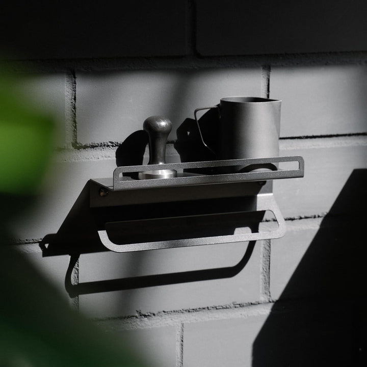 FLATE® Towel Rack: Barista Wandregal für Tücher, Milchkännchen und Kaffeezubehör (Schwarz), Schwarz