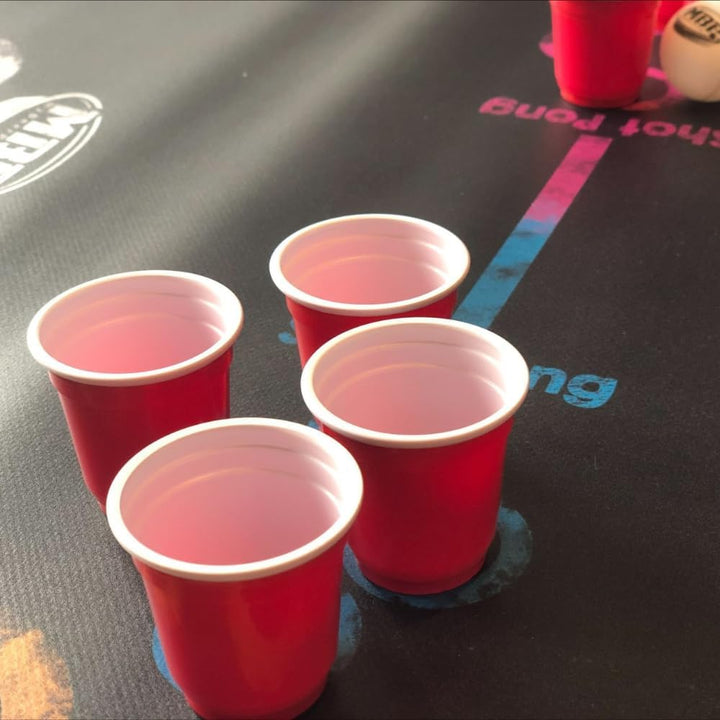 Beer-Pong Matte - Beer-Pong Tisch für unterwegs | + 50 Beerpong Becher (25 Red & 25 Blue Cups 16 oz)