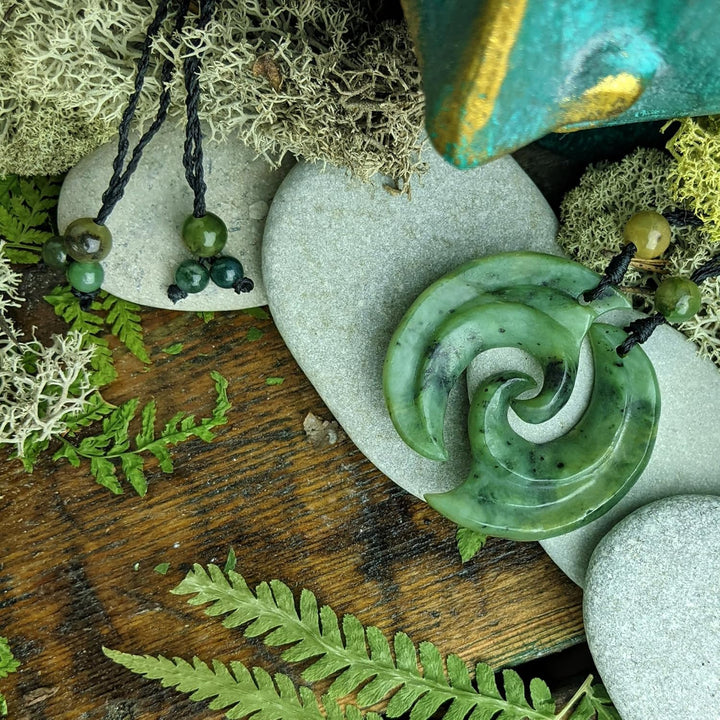 81stgeneration Anhânger Halsketten Set Verbunden Koru Geschnitzter Grünstein für Herren und Damen