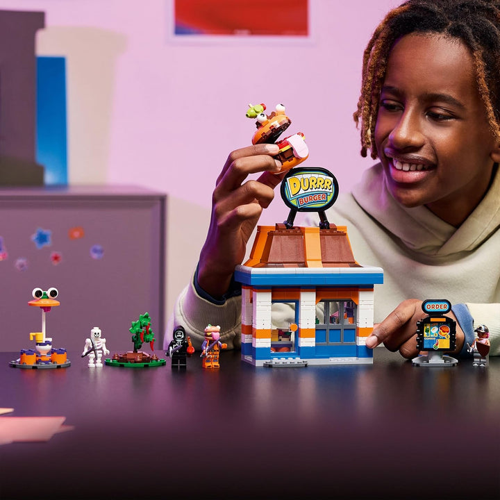 LEGO Fortnite Durrr Burger Restaurant - Gaming Spielzeug mit Strandbomber, Beefboss, Schmierfink und