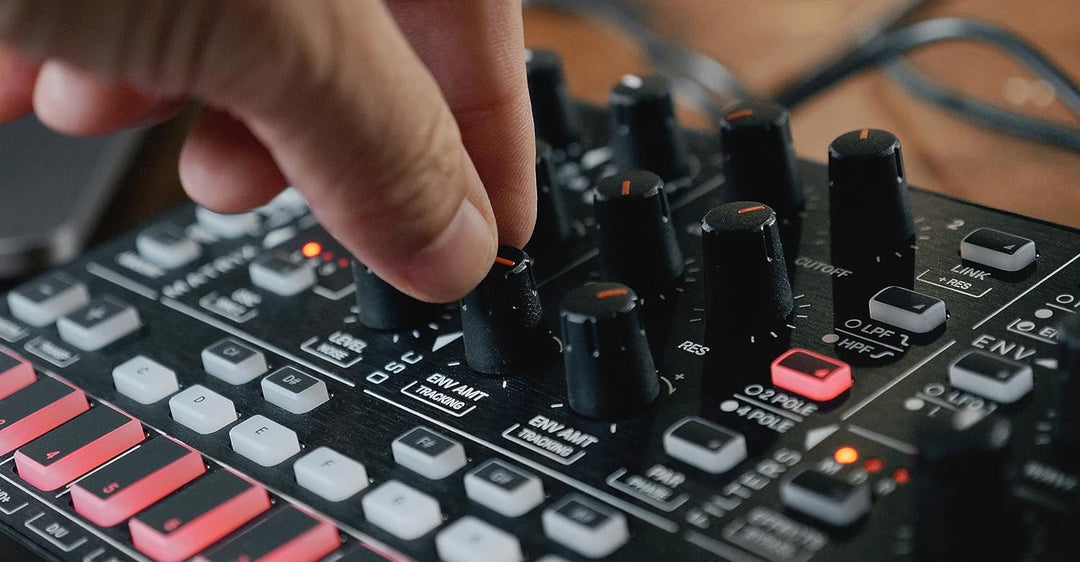 IK Multimedia UNO Synth PRO X, Paraphonic dual-filter analog synthesizer with paraphonic sequencer,