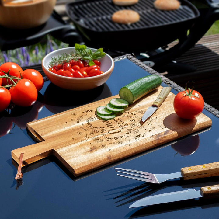 Holz Schneidebrett mit Griff für Oma, Frühstücksbrettchen mit Blumenherz Gravur, Geschenk für Oma zu