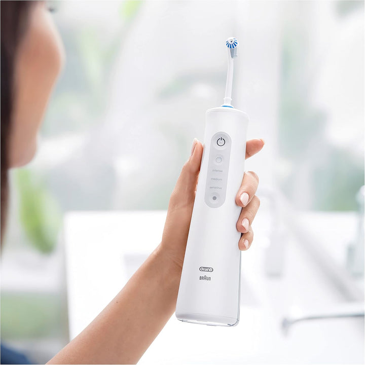 Oral-B AquaCare 6 Pro-Expert Munddusche, 2 Ersatzdüsen, Zahnzwischenraumreiniger mit 6 Putzmodi für
