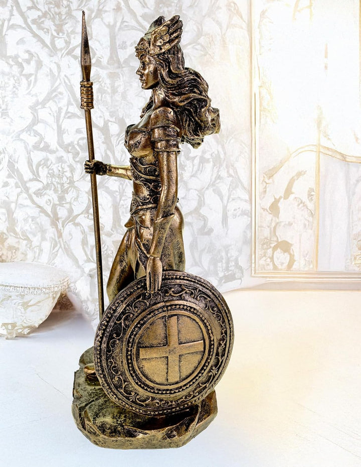 Kremers Schatzkiste germanische Göttin Freya in Rüstung mit Speer und Schild und Wildkatze Figur Odi
