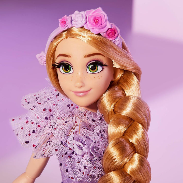 Hasbro Disney Prinzessinnen Style Serie, Rapunzel Modepuppe, modernes Abendkleid mit Haarband, Handt