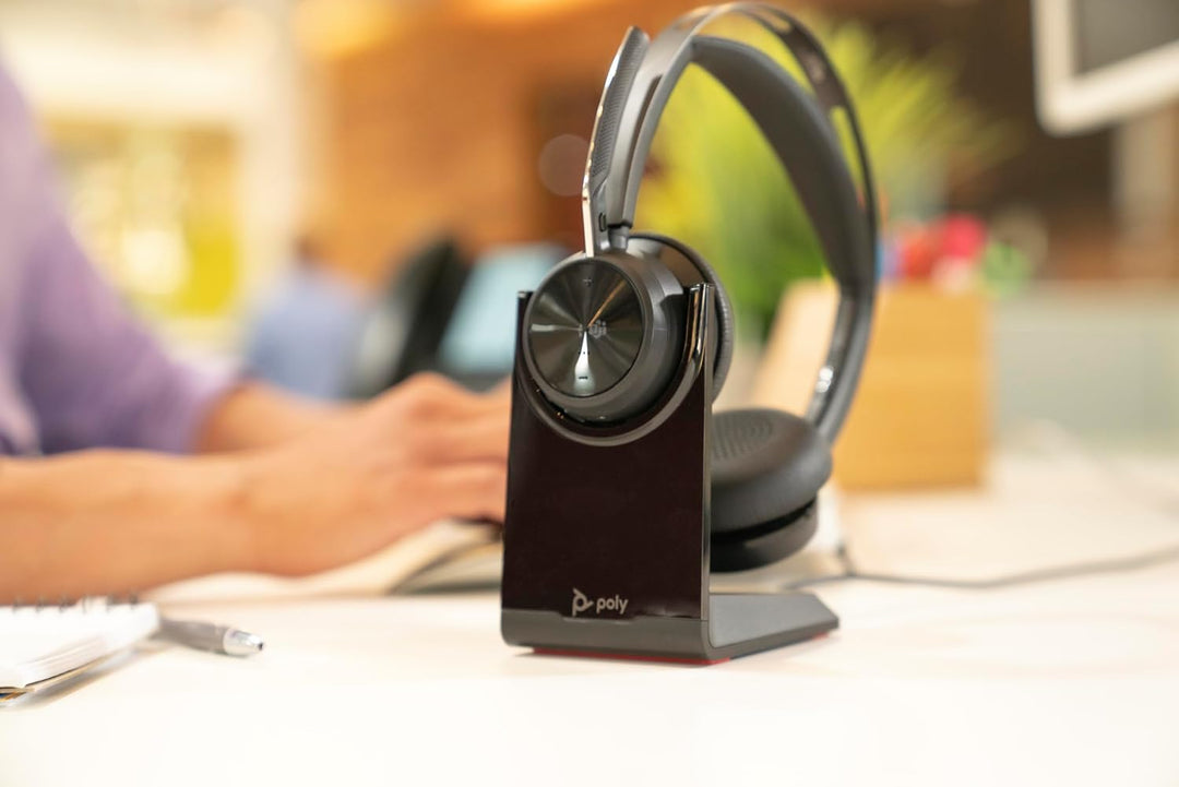 POLY Voyager Focus 2 USB-C Headset für Microsoft Teams, mit USB-C/A Adapter und Ladestation – Blueto