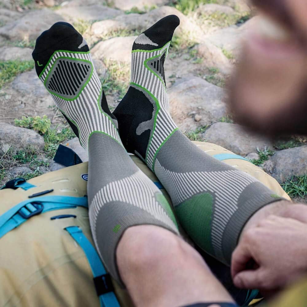 Bauerfeind Wandersocken "Outdoor Performance Compression Socks“ für Outdooraktivitäten wie Wandern &amp;