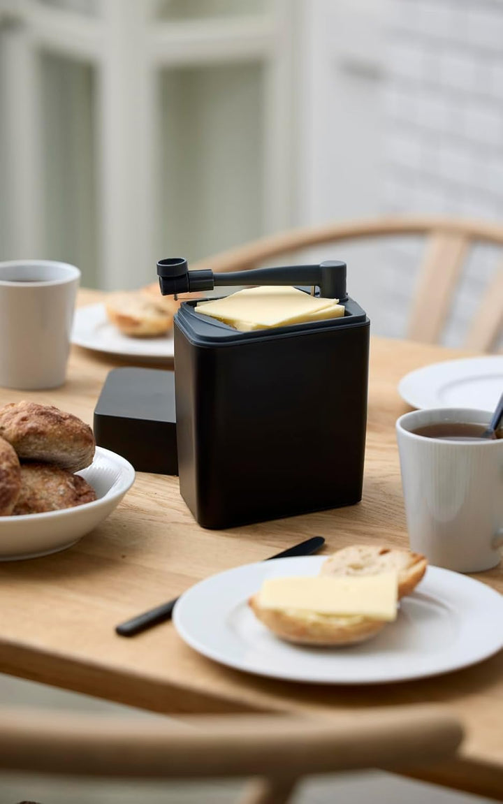 Rosti Classic Käsebox mit Deckel und integriertem Käseschneider, Käseaufbewahrungs Box für Kühlschra