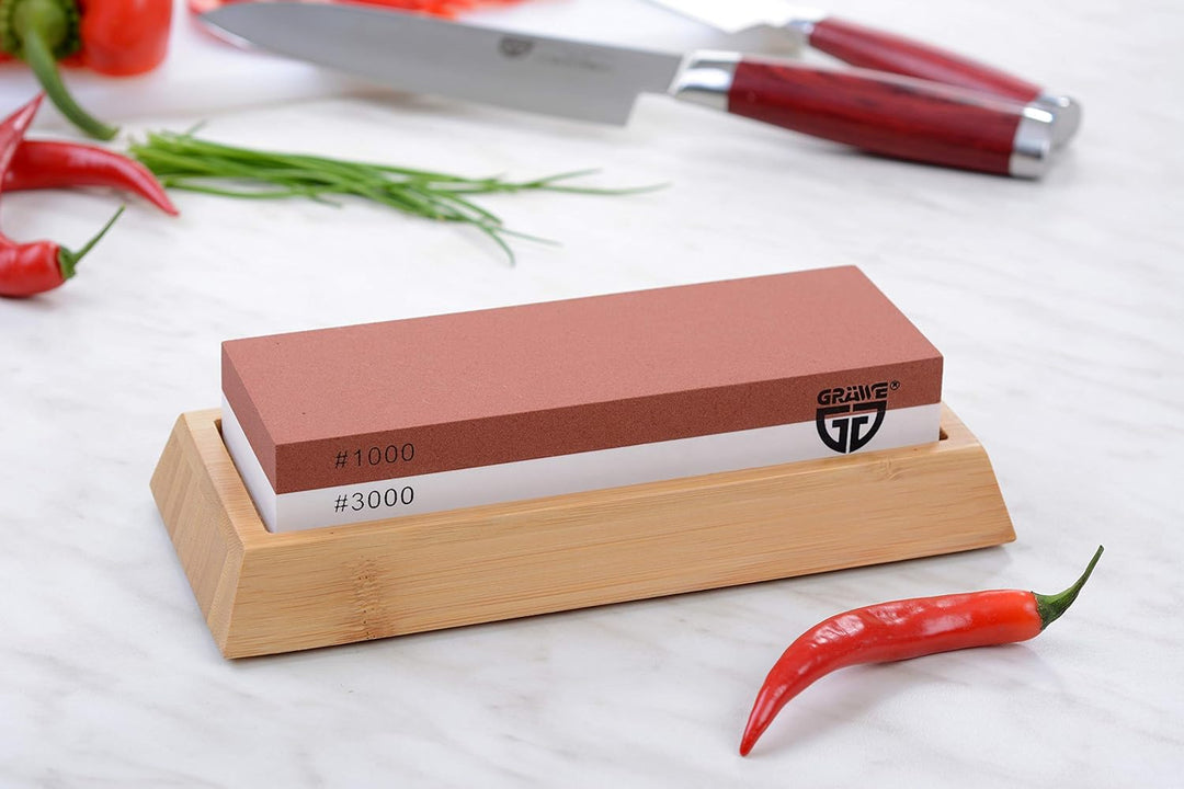 GRÄWE Wetzstein für Küchenmesser, Schleifstein aus Korund mit rutschfestem Bambus-Halter, Zwei Körnu