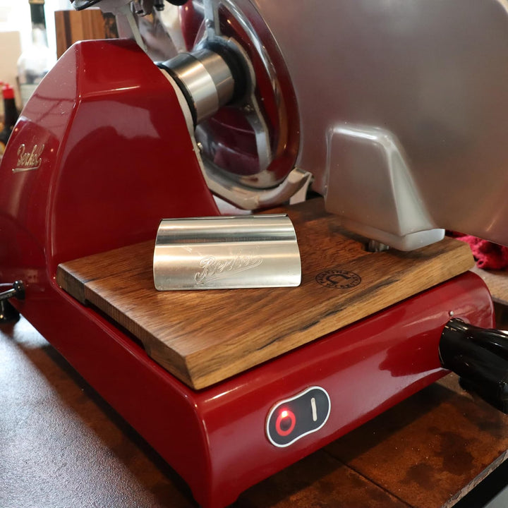 Berkel Aufschnittmaschine Home Line 250 in rot - Premium Schneidemaschine inkl. handgefertigtem Einl