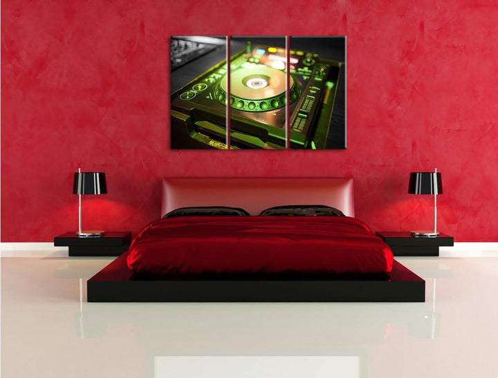 Pixxprint Grün beleuchteter DJ Pult als Leinwandbild | Grösse: 3 Teilig (120x80) | Wandbild| Kunstdr
