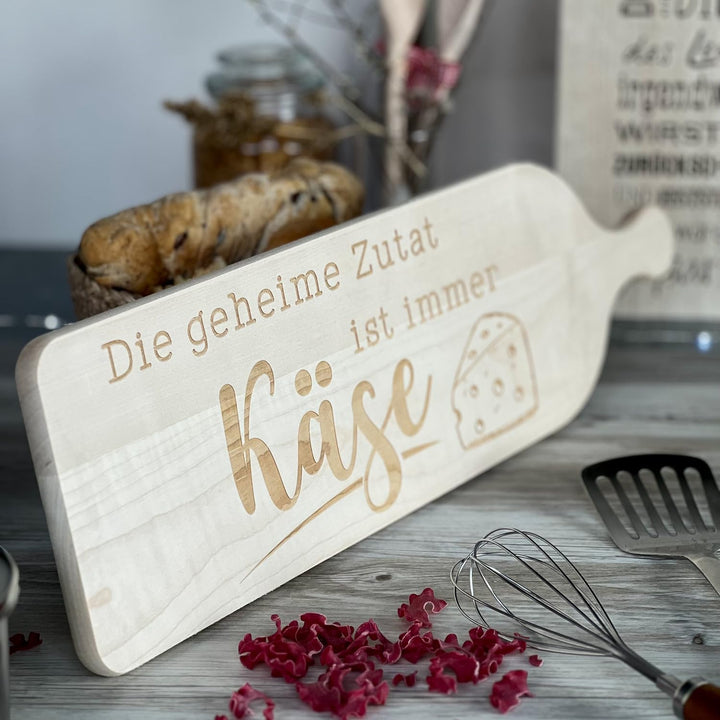 Spruchreif | XXL Servierbrett Holz | Schneidebrett mit Gravur "Die geheim Zutat ist..." | Servierpla