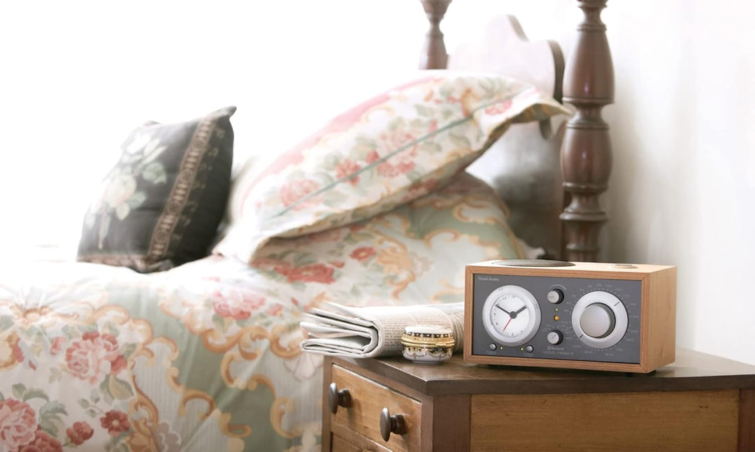Tivoli Audio Model Three Bluetooth UKW-/MW-Radiowecker (Kirsche / Taupe), Kirsche / Taupe