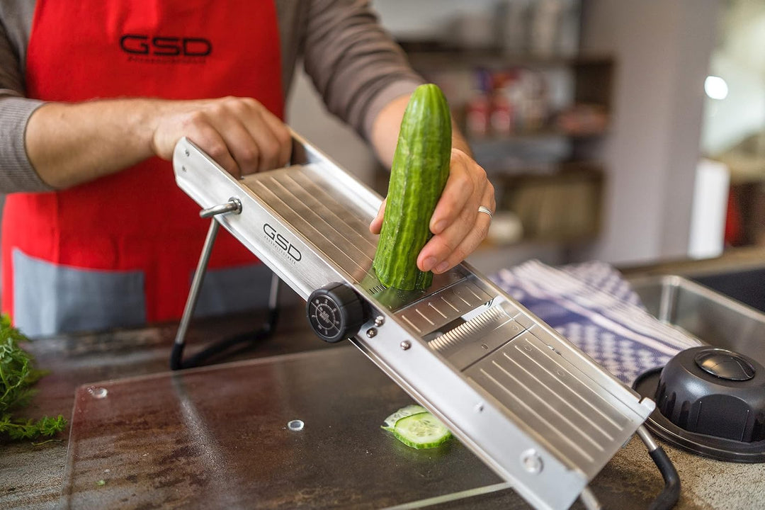 GSD Profi Mandoline, Edelstahl/Kunststoff Silber, mit ergonomischen Restehalter und Gummifüssen, Mas