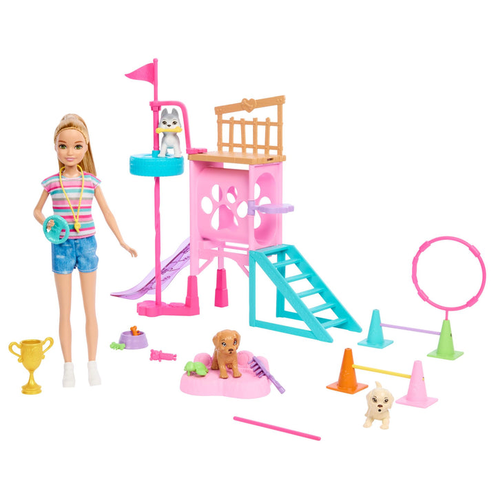 BARBIE und jüngere Schwester Stacie - Spielset mit Hündchen-Hindernisparcours mit drehendem Turm, Le