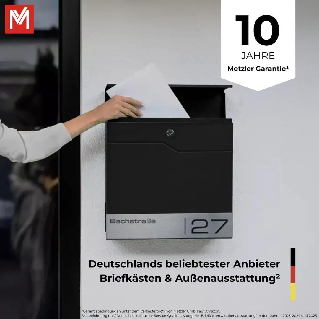 Metzler moderner Briefkasten Schwarz matt personalisiert mit Edelstahl-Namensschild, RAL9005 Tiefsch