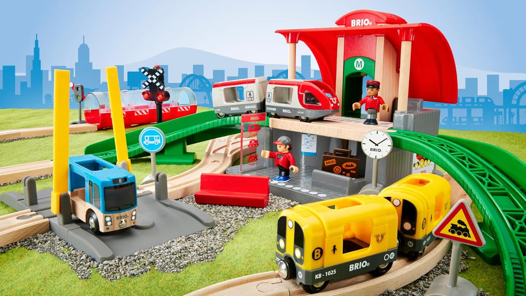 BRIO World 33989 Grosses City Bahnhof Set - Umfangreiches Holzeisenbahn-Set mit Umsteigebahnhof - Em