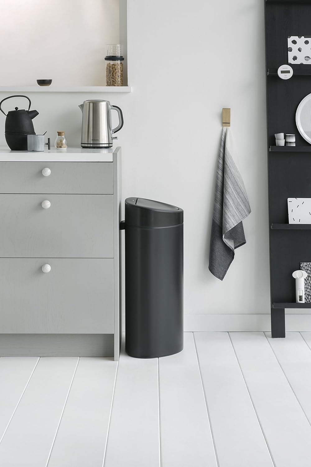 Brabantia Touch Bin New mit herausnehmbaren Kunststoffeinsatz, Matt Black, 40 L
