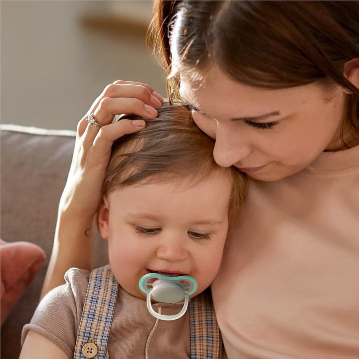 Philips Avent Packung mit 4 leichten, atmungsaktiven Ultra Air Schnullern: 2 leuchtende Schnuller un