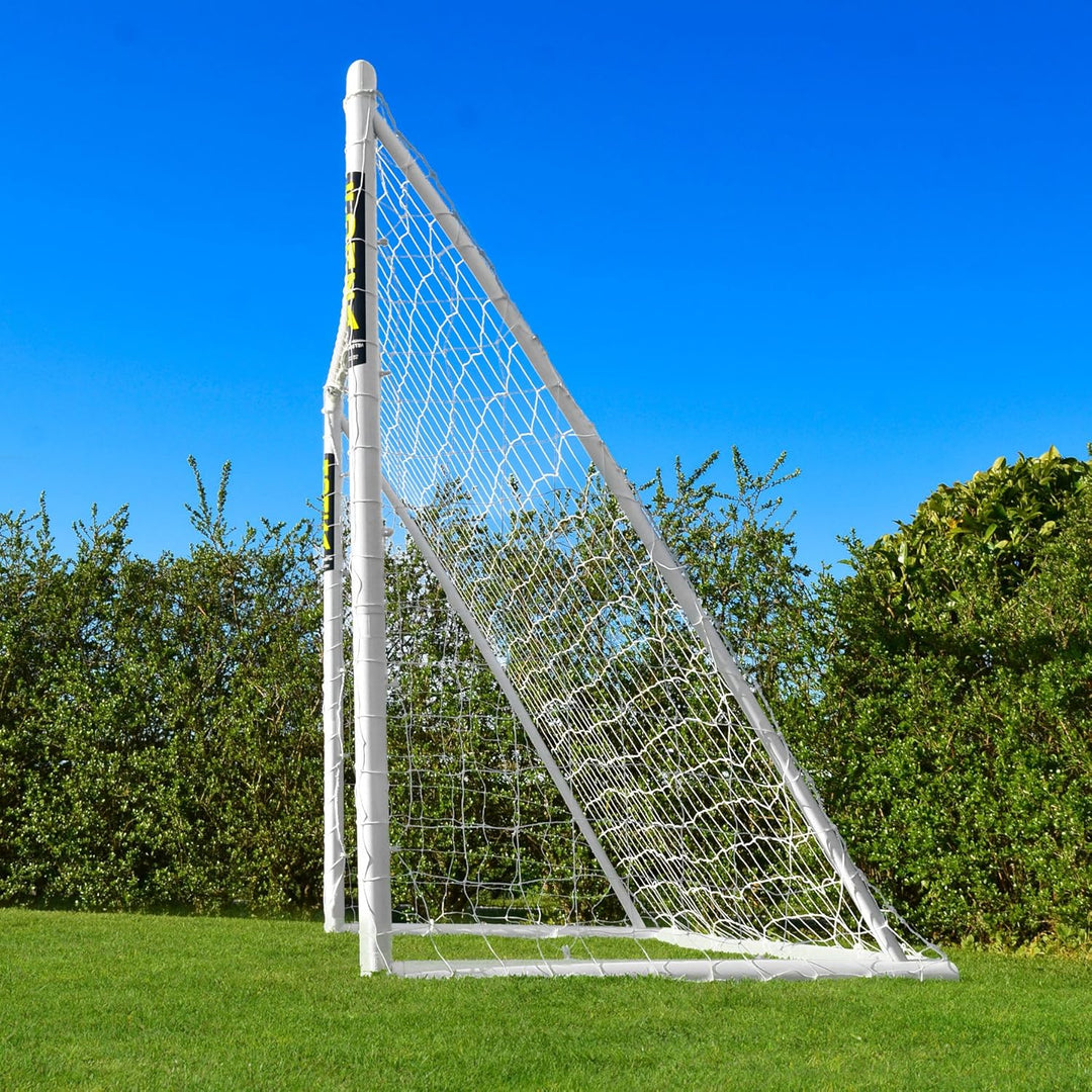 FORZA Fussballtor mit einem Klicksystem – das Fussball-Tor kann das ganze Jahr über bei jedem Wetter