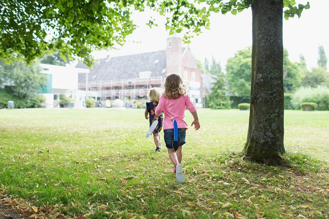 BS Toys Kompaktspiel Outdoor: Fangspiel mit Tierstäben - EIN Fangenspass für Kinder - 6 Tierstäbe mi