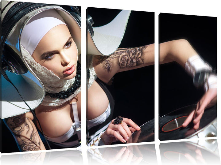 Pixxprint Tätowierte DJ Frau als Leinwandbild - Grösse: 3-Teilig (120x80cm) - Wandbild - Kunstdruck