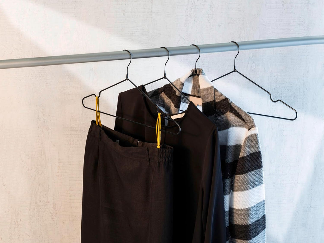 WENKO Kleiderbügel Sascha Schwarz, 20er Set, Garderobenbügel mit Non-Slip Beschichtung, verchromtes