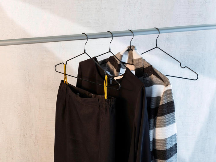 WENKO Kleiderbügel Sascha Schwarz, 20er Set, Garderobenbügel mit Non-Slip Beschichtung, verchromtes