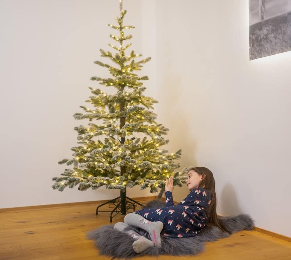 Evergreen Weihnachtsbaum 150 cm – naturgetreuer Tannenbaum, künstliche Kiefer mit Ständer – Christba