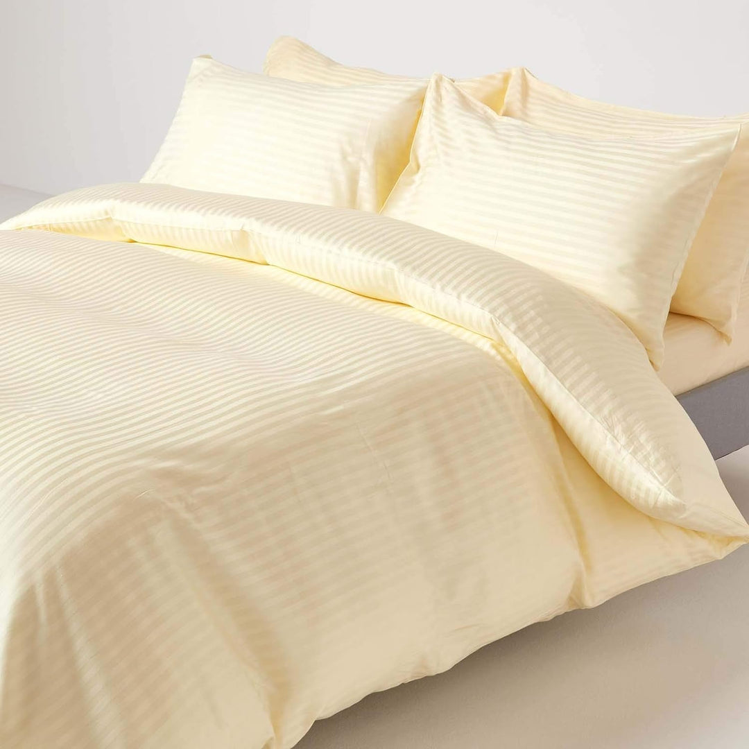 HOMESCAPES Damast Bettlaken ohne Gummizug vanille 275x275 cm, Baumwoll-Betttuch Satin-Streifen, Haus