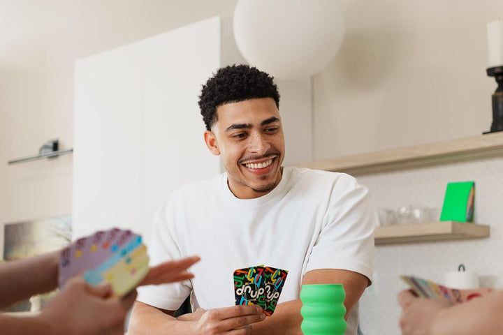 Asmodee, dnup, schnelles Familienspiel für 2-5 Spieler ab 8 Jahren, Das Kartenspiel, das Alles auf d