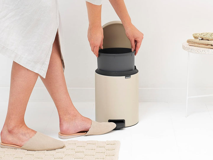 Brabantia - NewIcon Treteimer 5L - Kleiner Abfalleimer für Bad oder Toilette - Sanft Schliessender D