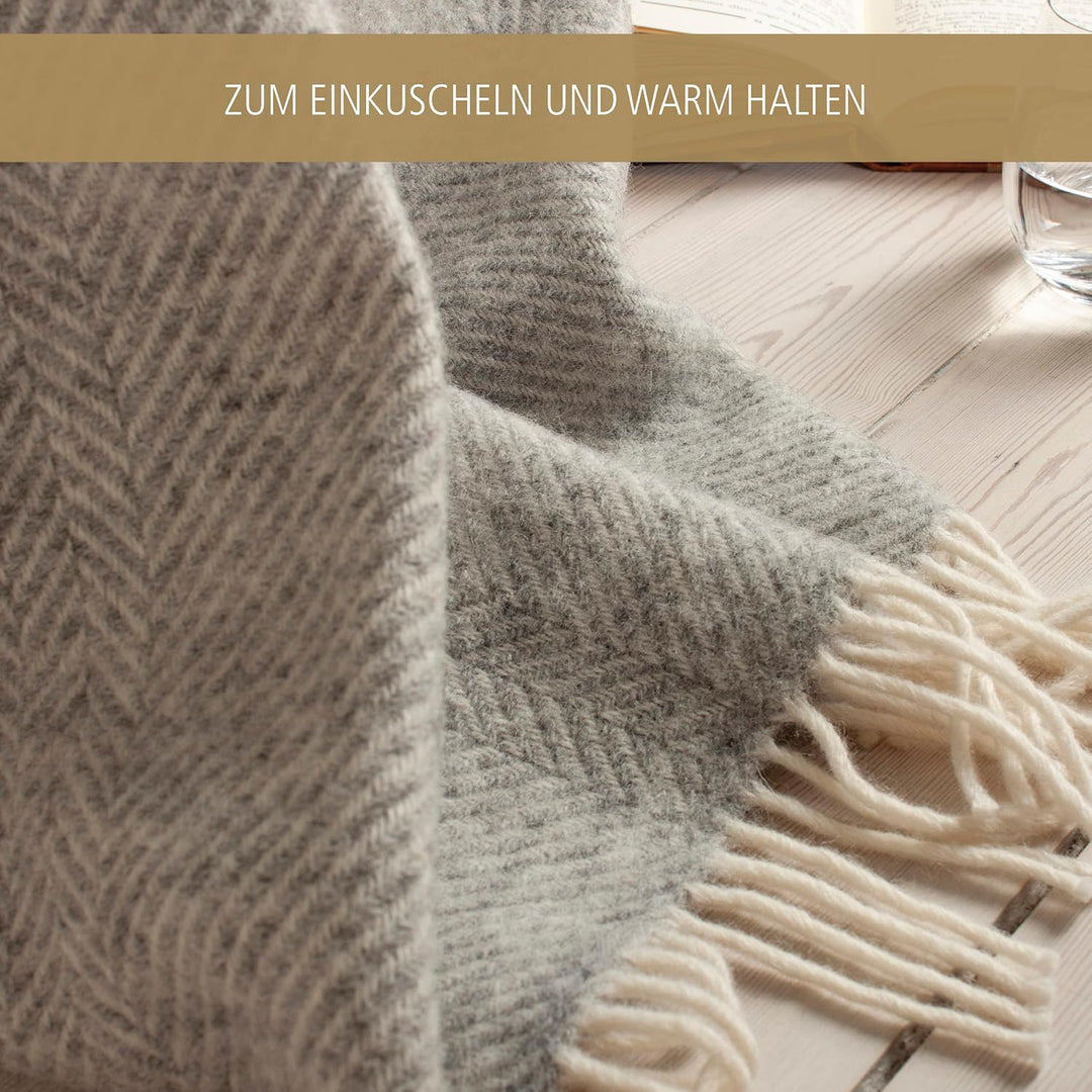 Arctic Wolldecke Herringbone - Hochwertiges Plaid mit Fischgrätmuster im Scandi Design - 100% Schurw