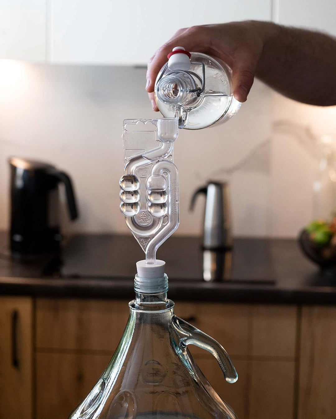 Enghals Ballonflasche mit Schraubverschluss, Schutzkorb, Luftschleuse und Stopfen für die Weinherste