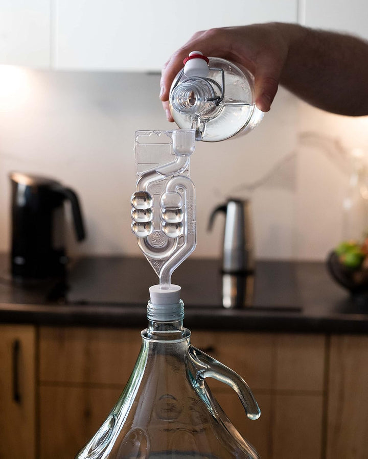 Enghals Ballonflasche mit Schraubverschluss, Schutzkorb, Luftschleuse und Stopfen für die Weinherste